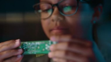 Okul Kızını Kapat Devre Tahtasına Bakıyor