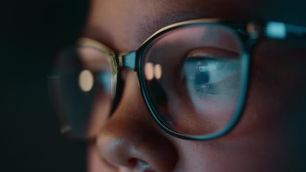 Evdeki Çok Irklı Genç Kızın Portresi — Stok video