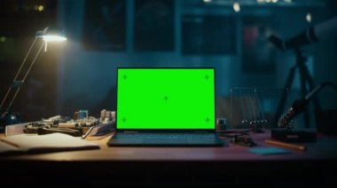 Evde Masada Bilimden İlham Alınan Nesneler ile Laptop Yeşil Ekran