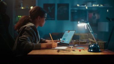 Not Defterinde Ödev Yapan Genç Kız