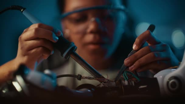 Escuela chica soldadura ciencia proyecto — Vídeo de stock