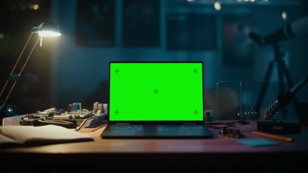 Pantalla verde portátil con objetos inspirados en la ciencia en la mesa en casa — Vídeo de stock