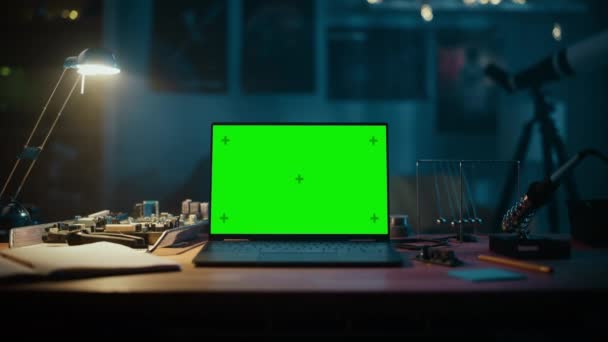 Laptop zöld képernyő a tudomány ihlette objektumok az asztalon otthon — Stock videók