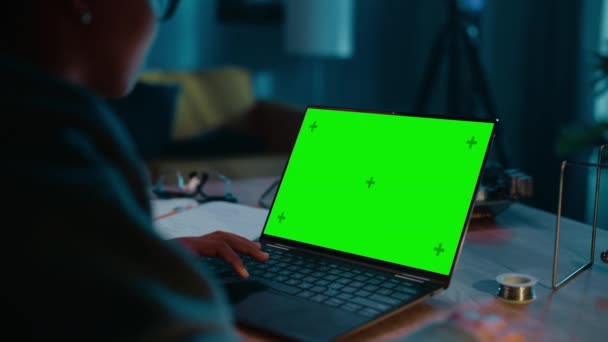 Chica de la escuela que trabaja en el ordenador portátil con pantalla verde — Vídeo de stock