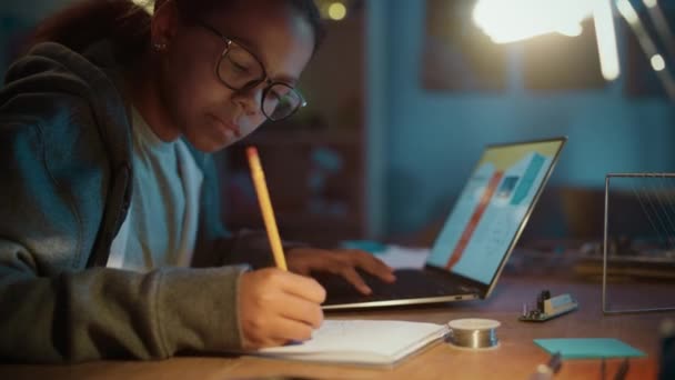 Chica joven haciendo tareas en el cuaderno en casa — Vídeos de Stock