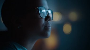 Pencereden Dışarı Bakan Genç Kız Heyecanlı