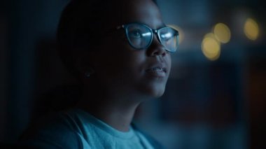 Pencereden Dışarı Bakan Genç Kız Heyecanlı