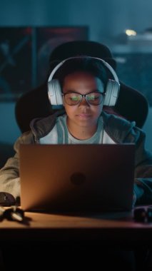 Dizüstü bilgisayar kullanan Dikey Portre Genç Bilim Kızı