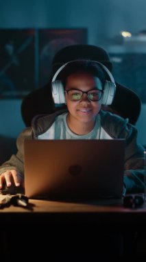 Dizüstü bilgisayar kullanan Dikey Portre Genç Bilim Kızı