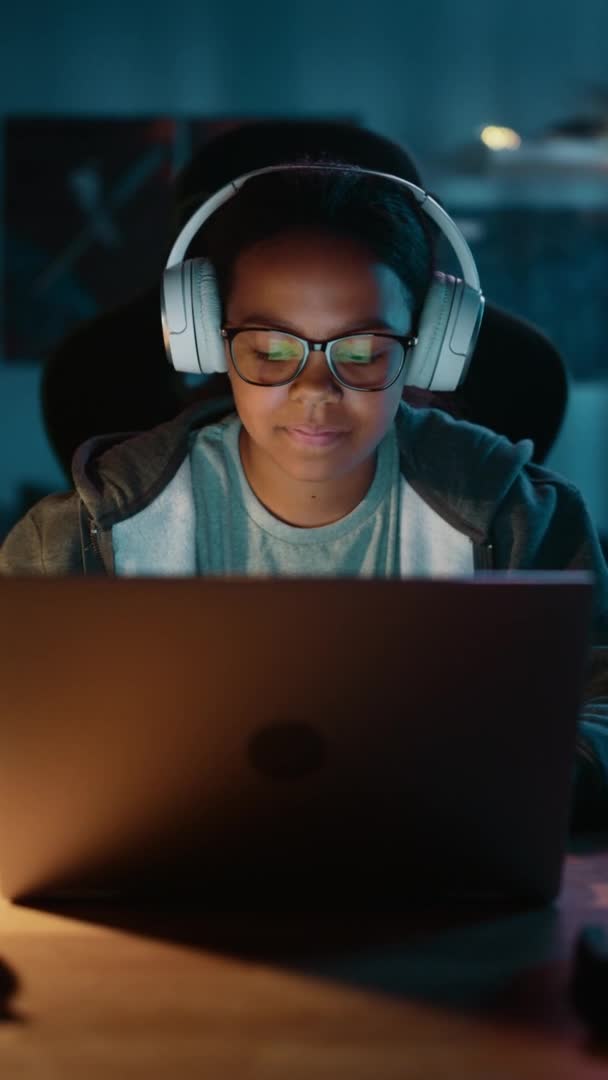 Vertical Portrait Young Science Girl Using Laptop Computer — Stock video