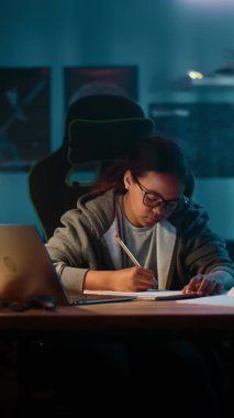 Ev Defterinde Ödev Yapan Dikey Portre Genç Kız