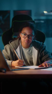 Ev Defterinde Ödev Yapan Dikey Portre Genç Kız