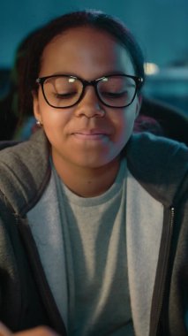 Videodaki Dikey Portre Okullu Kız