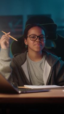 Evdeki Çok Irklı Genç Kızın Dikey Portresi