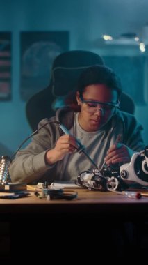 Dikey Portre Okulu Kız Lehim Bilimi Projesi