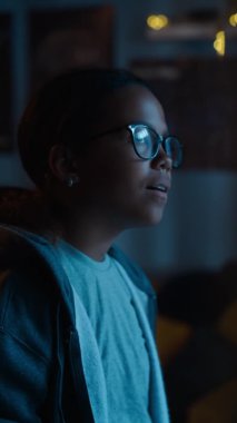 Pencereden Dışarı Bakan Dikey Portre Genç Kız Heyecanlı