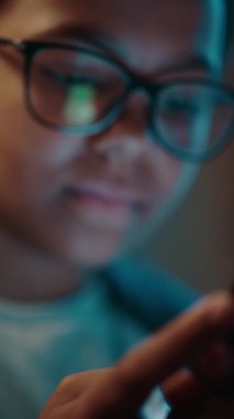 Akıllı Telefon Kullanan Dikey Portre Genç Kız