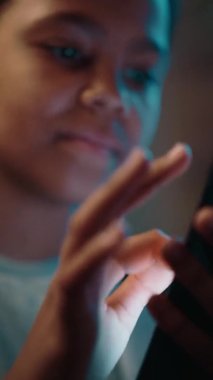 Akıllı Telefon Kullanan Dikey Portre Genç Kız