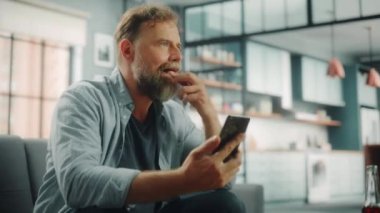 Akıllı Telefonla TV Bahisleri İzleyen Adam