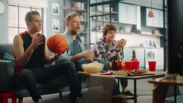 Tre fans titta på sport på TV Cheer — Stockvideo