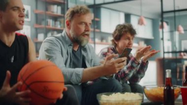 Basketbol taraftarları TV izlerler Akıllı telefonlu bahse girerler