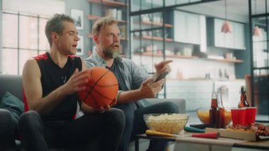 Basketbol taraftarları TV izlerler Akıllı telefonlu bahse girerler