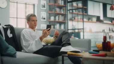 Spor Hokeyi Hayranı Warches TV Akıllı Telefon Kullanıyor