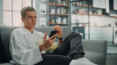 Spor Hokeyi Hayranı Warches TV Akıllı Telefon Kullanıyor