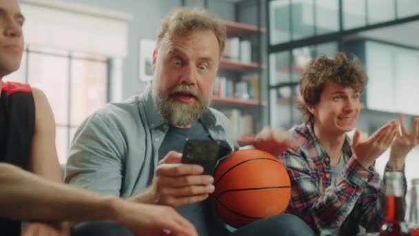 Basketball Fans Watch TV Bet dengan Smartphone — Stok Video