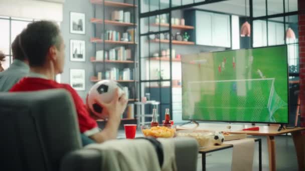 Три шанувальники футболу дивитися гру по телевізору — стокове відео