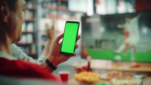 Ventilador de Deportes Utiliza Pantalla Verde Relojes Móviles Juego de Fútbol en TV — Vídeo de stock