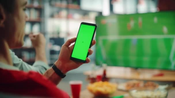 Sport Fan foloseste Green Screen Mobile ceasuri Fotbal joc la TV — Videoclip de stoc