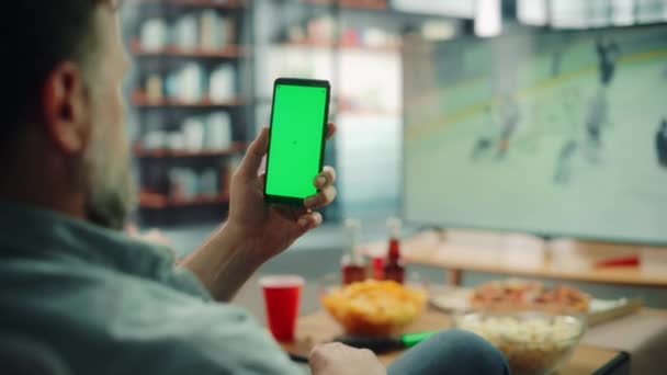 Sport fläkt Använder Grön Skärm Smartphone klockor Hockey Game på TV — Stockvideo