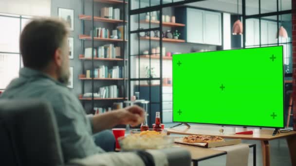 Sport Rajongók nézni Chroma Key TV — Stock videók