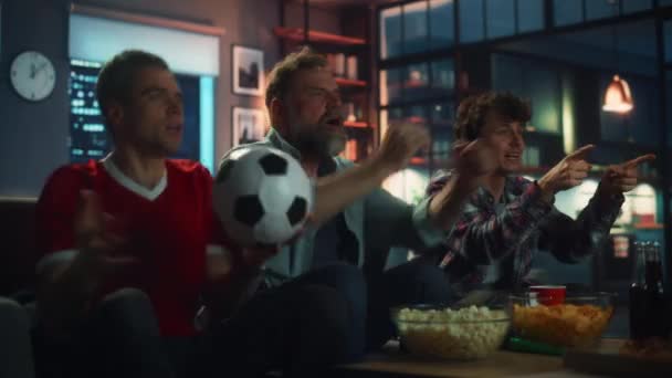 Fani sportu oglądać telewizję gry — Wideo stockowe