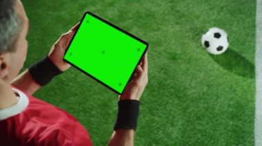 Futbolcu Krom Anahtar Tableti Bilgisayarını Tutar