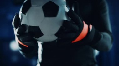 Kaleci Futbol Topu Tutuyor