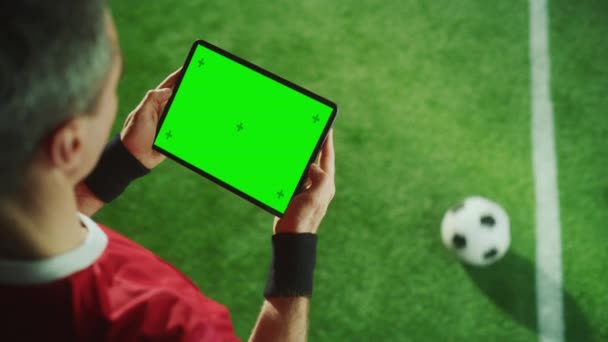 Jogador de futebol detém Chroma computador tablet chave — Vídeo de Stock