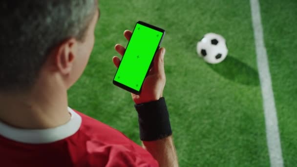 Jogador de futebol detém Chroma Key Smartphone — Vídeo de Stock