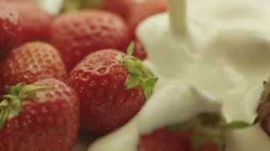 Kremalı taze çilek dökme