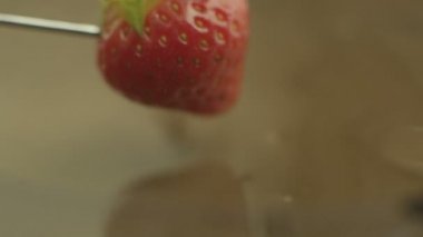 Çikolata içine daldırma çilek.