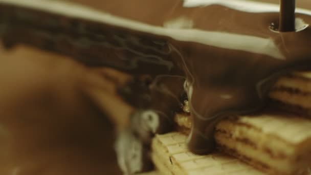 Le chocolat liquide recouvre une pile de cookies — Video