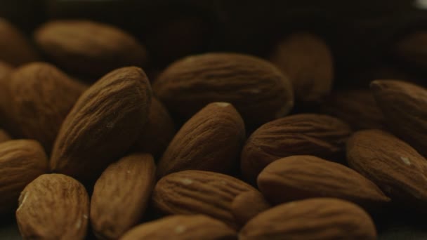 Vloeibare chocolade is die betrekking hebben op stapel van amandelen — Stockvideo