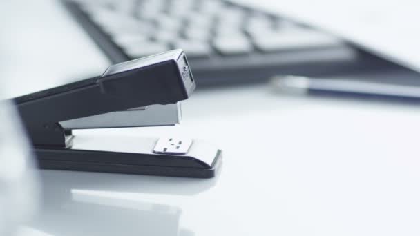 Utilisation de l'agrafeuse au bureau .