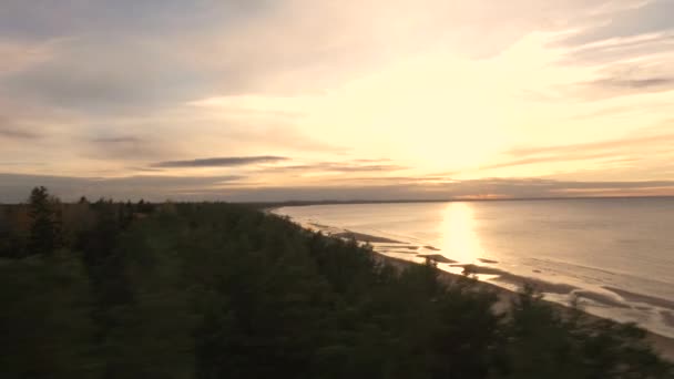 Luchtfoto van strand en zee op zonsondergang tijd. — Stockvideo