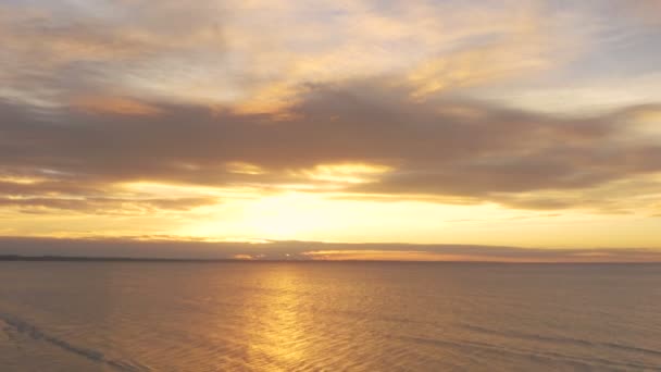 Luftaufnahme von Strand und Meer bei Sonnenuntergang. — Stockvideo