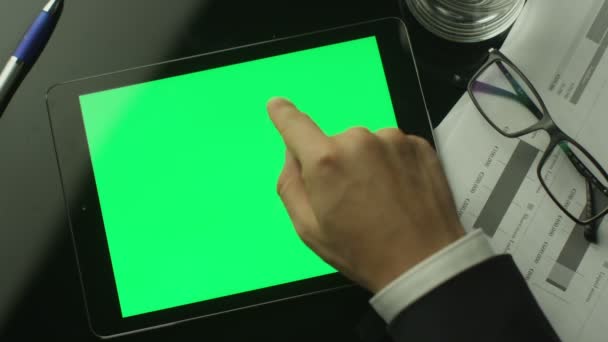 Biznesmen przy użyciu komputera typu Tablet z Green Screen który Lying na stole. Widok z góry. — Wideo stockowe