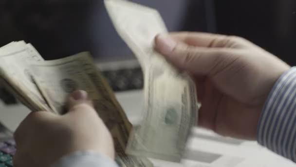 Empresário está contando contas de dólar . — Vídeo de Stock