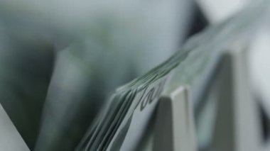 Para sayma makinesi yüz Euro faturaları sayım olduğunu.