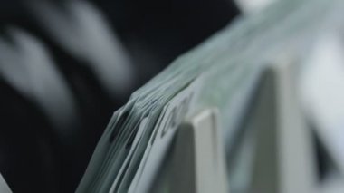 Para sayma makinesi yüz Euro faturaları sayım olduğunu.